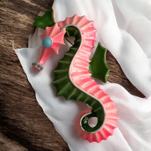 BOGO Vintage Neon Pink Seahorse Brooch - Picture 1 of 5
